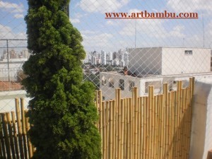 cerca de bambu na decoração de sacada cerca de bambu na decoração de sacada