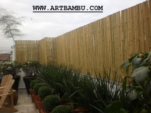 cerca de bambu na decoração de sacada cerca de bambu na decoração de sacada