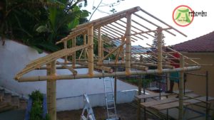 gazebo de bambu coberto com piaçava
